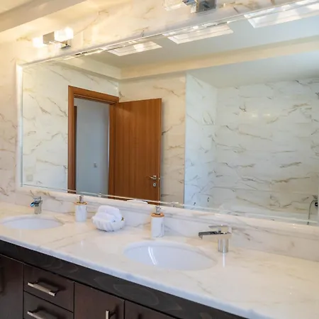 Zinovia's Luxury House *